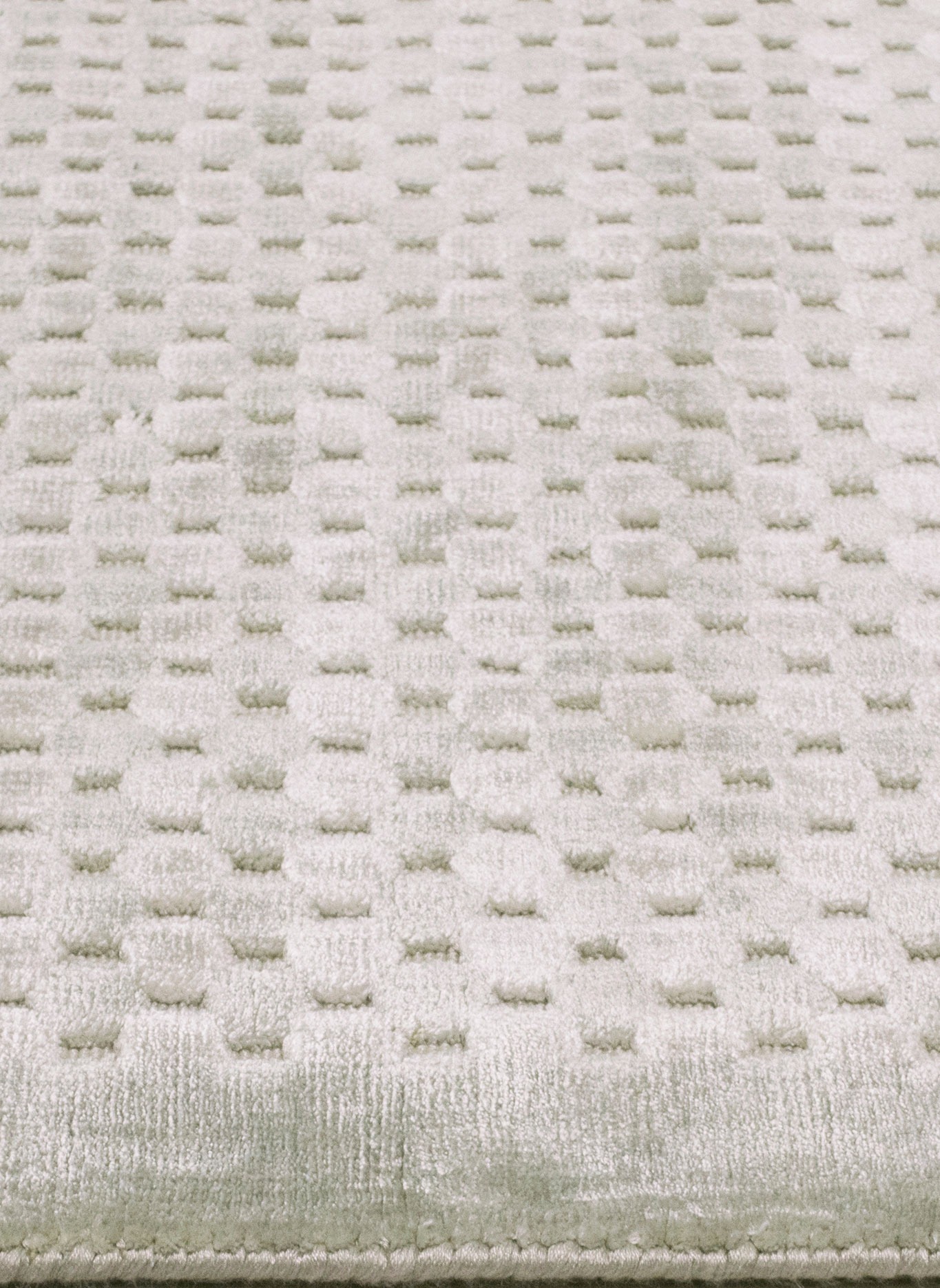 LUXE SPOTTED BEIGE BAMBOO SILK RUG CLOSE UP